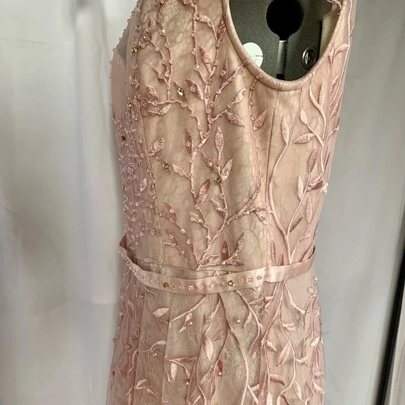 Elegant floral embroidered night or special event dress - Picture 14 of 16